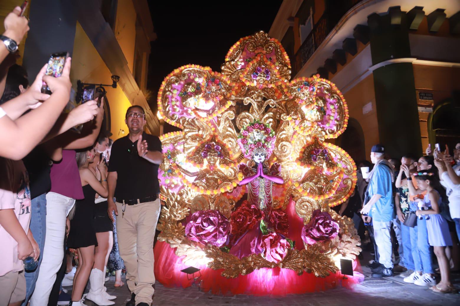 $!#Galería | Lucen coloridos personajes en callejoneada en el Centro Histórico de Mazatlán
