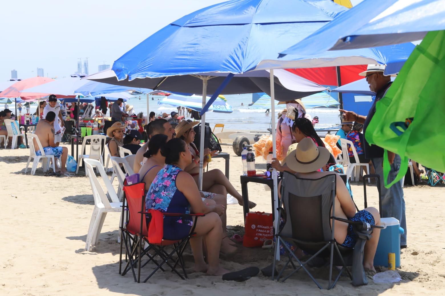 $!Mazatlán recibe la Semana Santa con menor afluencia en sus playas