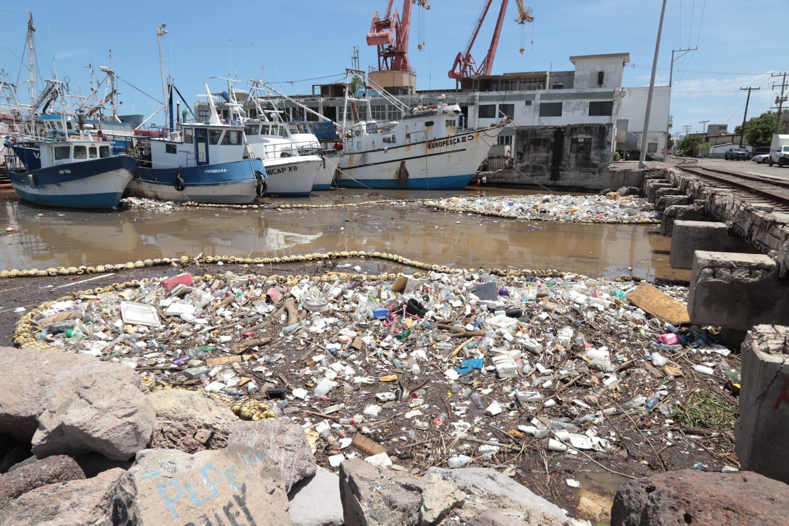$!Logran con biobarda retener toneladas de basura en Mazatlán