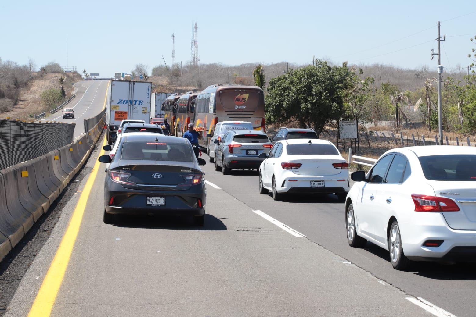 $!Éxodo de vacacionistas crea largas filas en la autopista Mazatlán-Culiacán