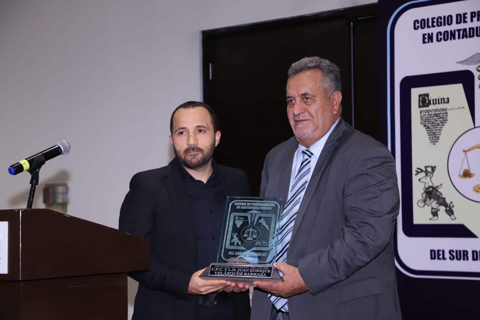 $!Juan Enrique Velázquez Barraza recibe el reconocimiento como el mejor profesional contable joven de 2023.