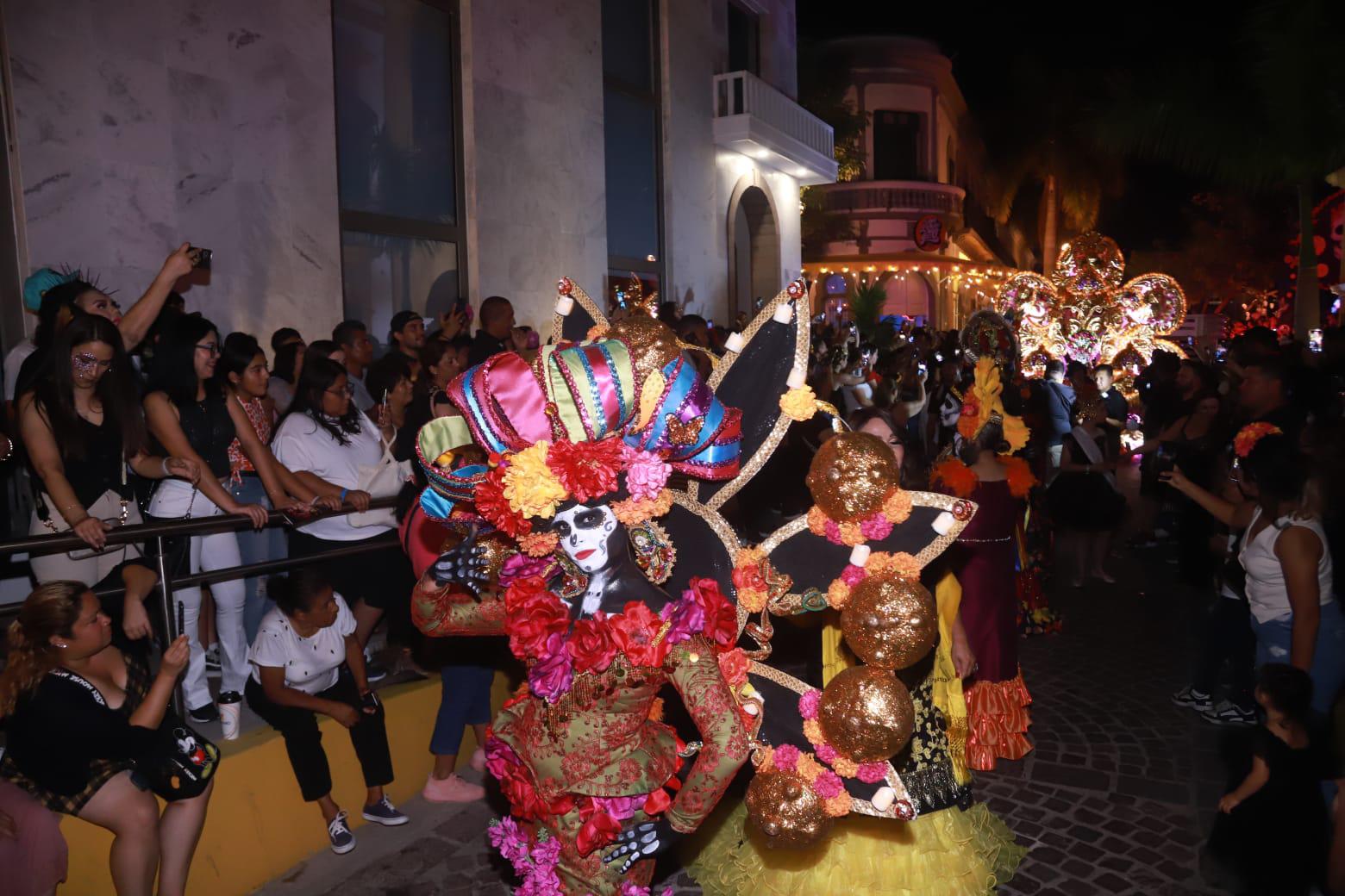 $!#Galería | Lucen coloridos personajes en callejoneada en el Centro Histórico de Mazatlán
