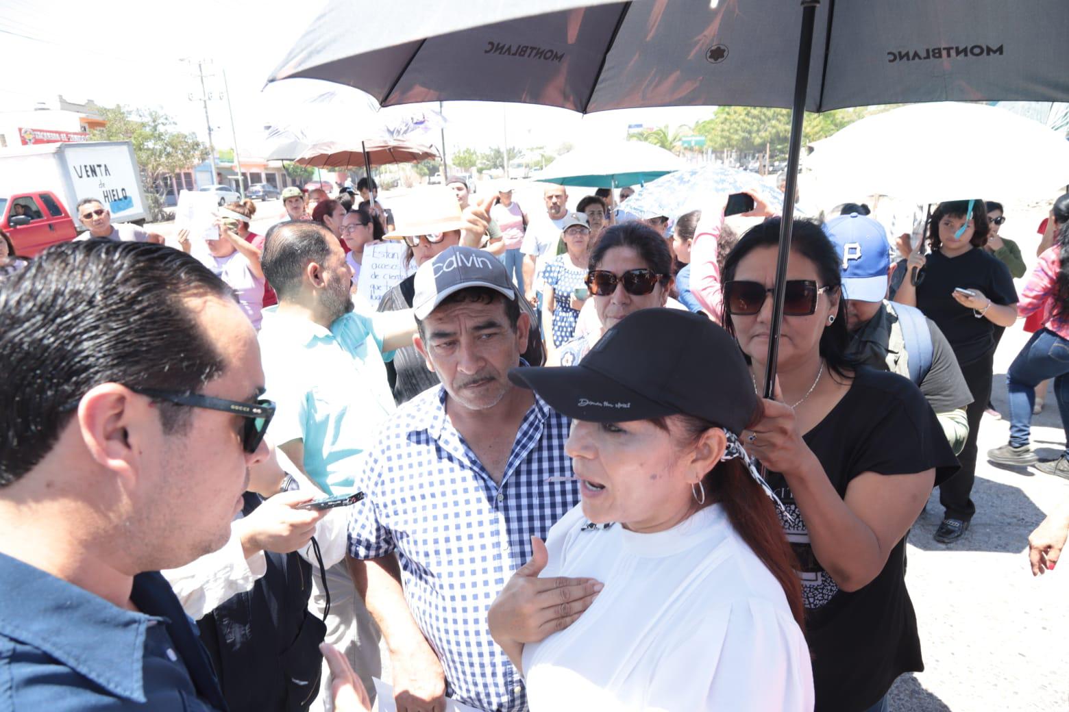 $!Bloquean vecinos de La Foresta avenida Clouthier para defender los terrenos públicos