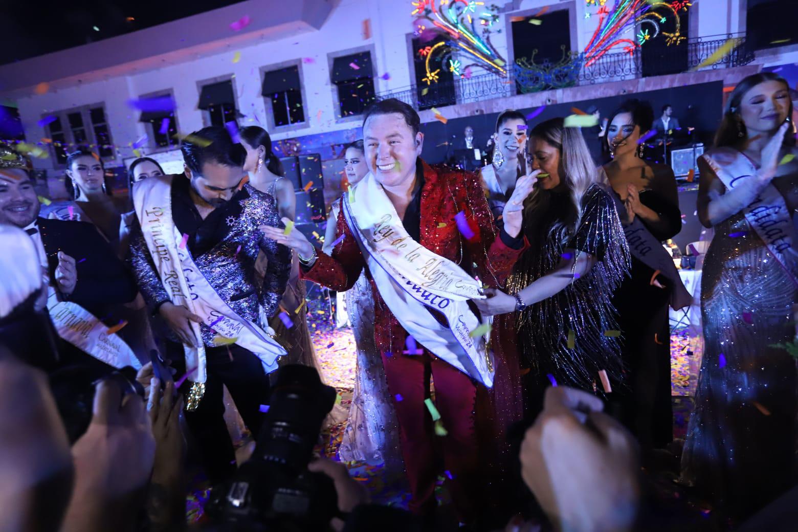 $!De fiesta Héctor Limón por llevarse la corona.