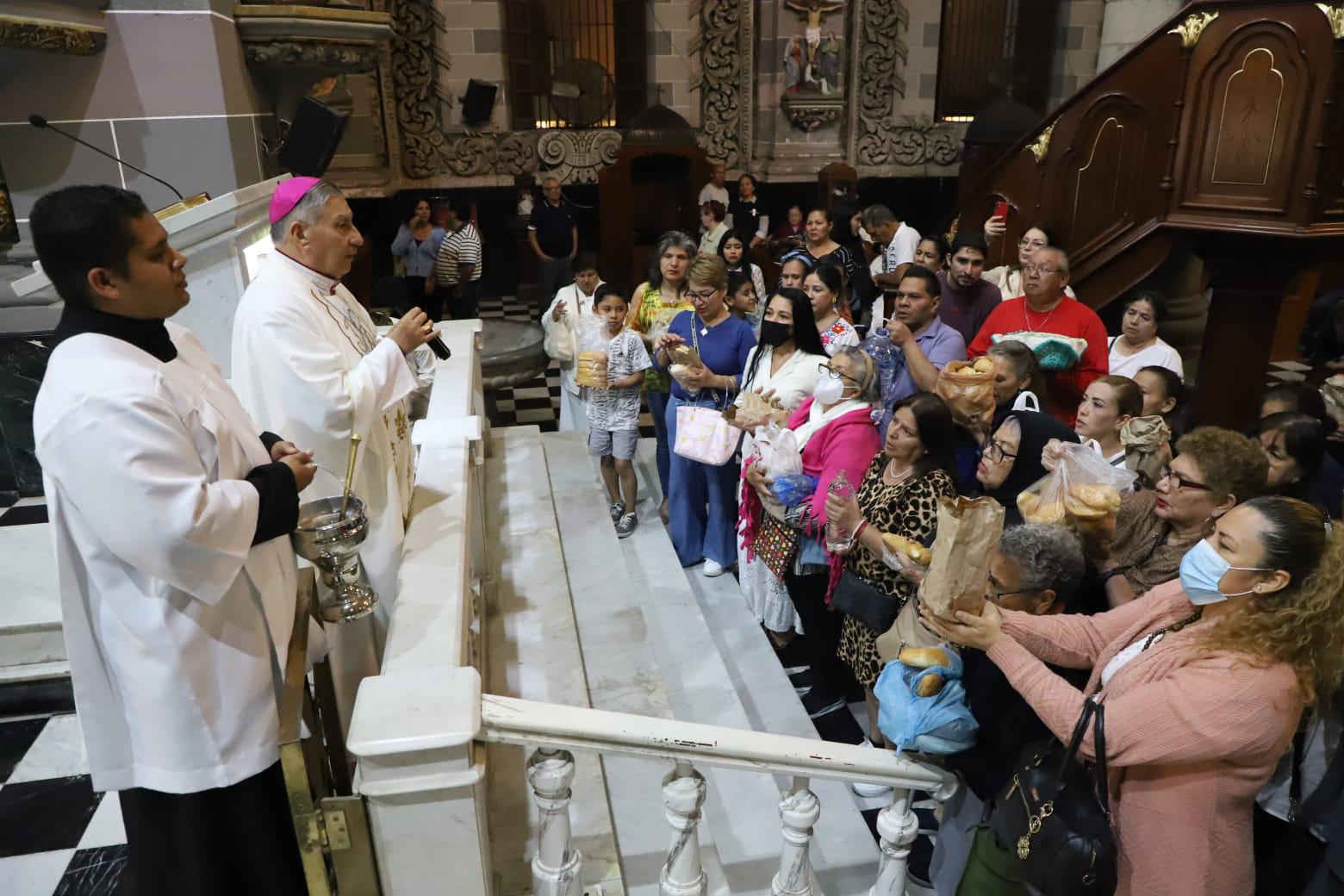 $!Celebra Obispo en Catedral de Mazatlán la Última Cena de Cristo
