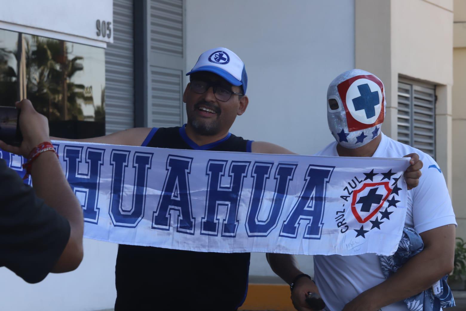 $!Pese a mal paso, Cruz Azul recibe apoyo de su afición al llegar a Mazatlán