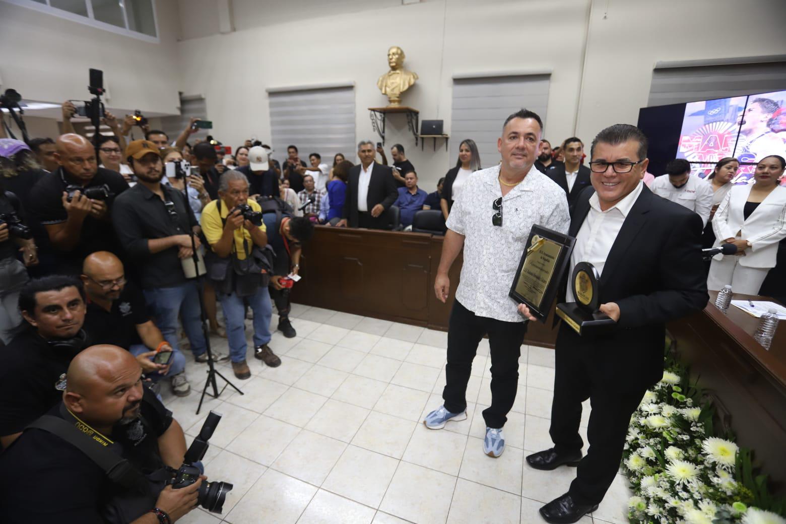$!Entregan estímulo económico a Marco Alonso Verde Álvarez