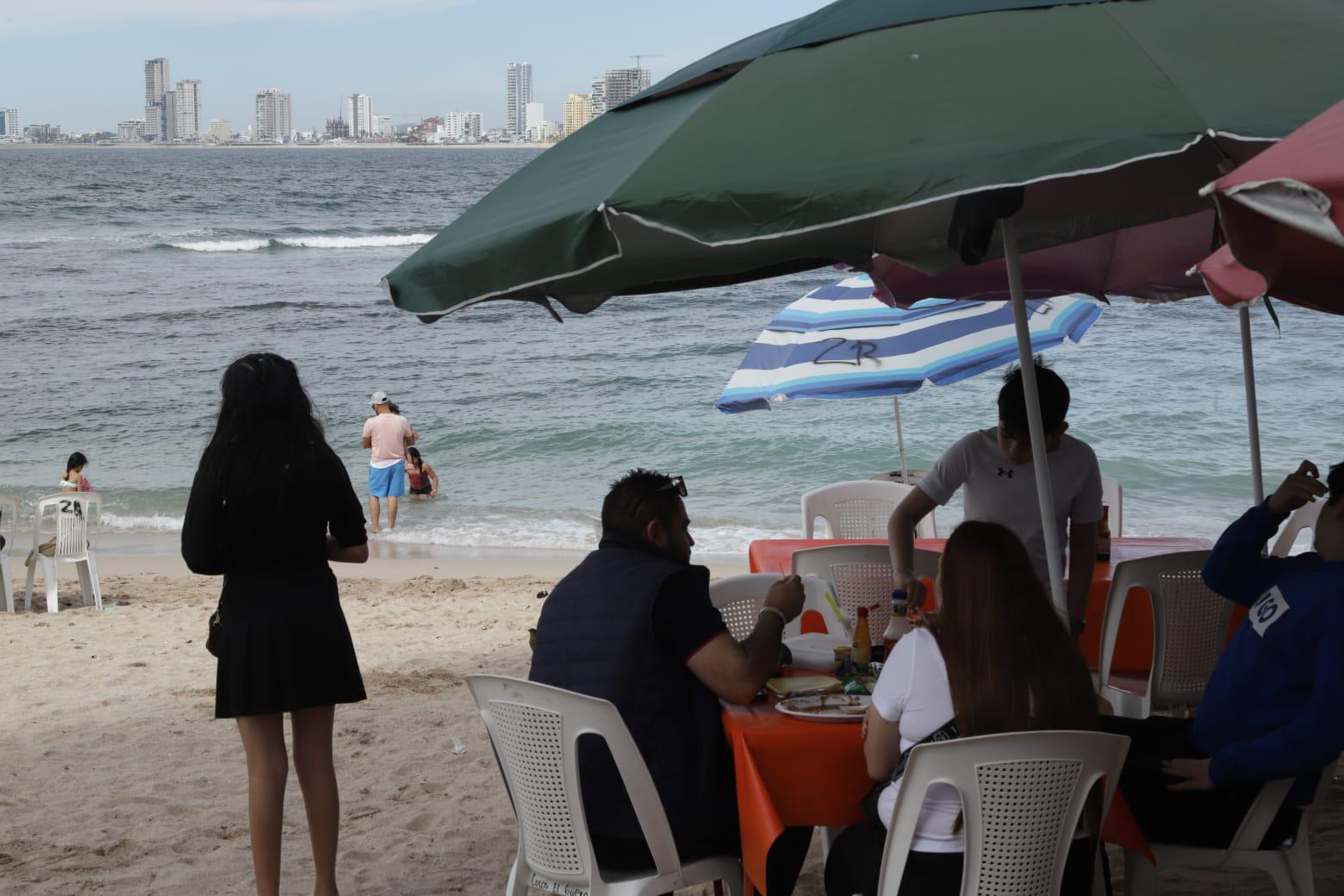$!Pese a temperaturas, locales y visitantes aprovechan las playas de Mazatlán