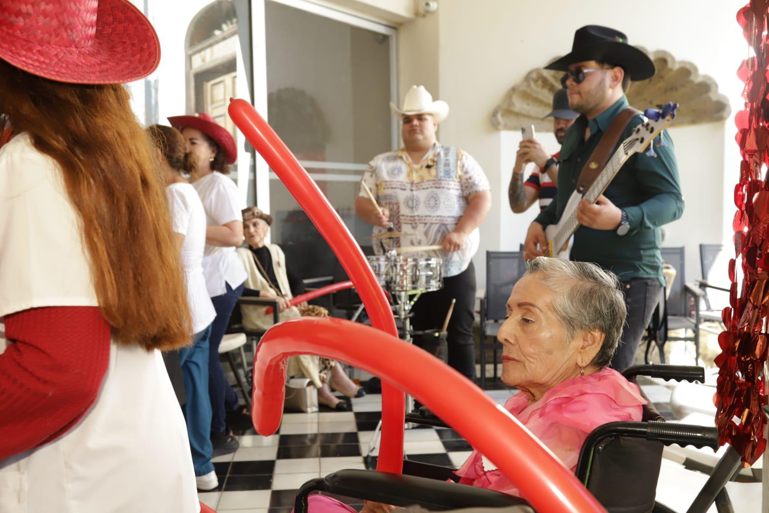 $!Celebran músicos de Mazatlán el Día del Amor y la Amistad con adultos mayores de Plenitud con Calidad