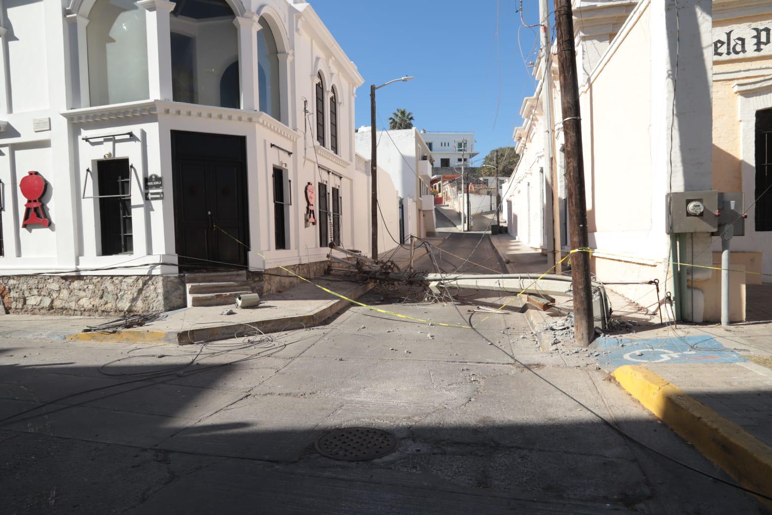 $!Tráiler derriba tres postes y deja sin luz zona de Olas Altas, en Mazatlán