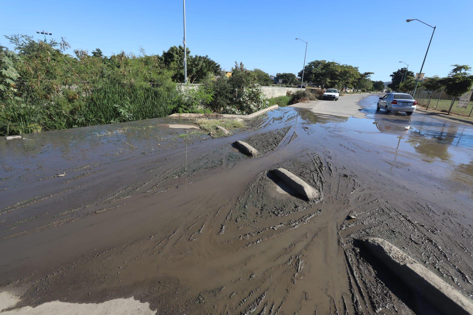 $!Contaminan el arroyo Jabalines con descargas de aguas negras, en Mazatlán