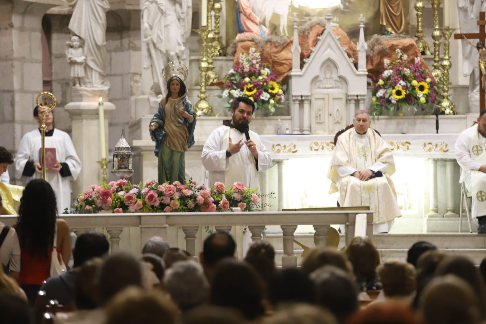 $!Muestran cientos de feligreses mazatlecos su fe a la Virgen de Nazaret