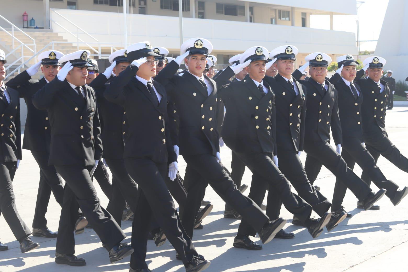 $!El contingente conformado por alumnos de primer grado, realizaron honores a la Bandera y jura de bandera.