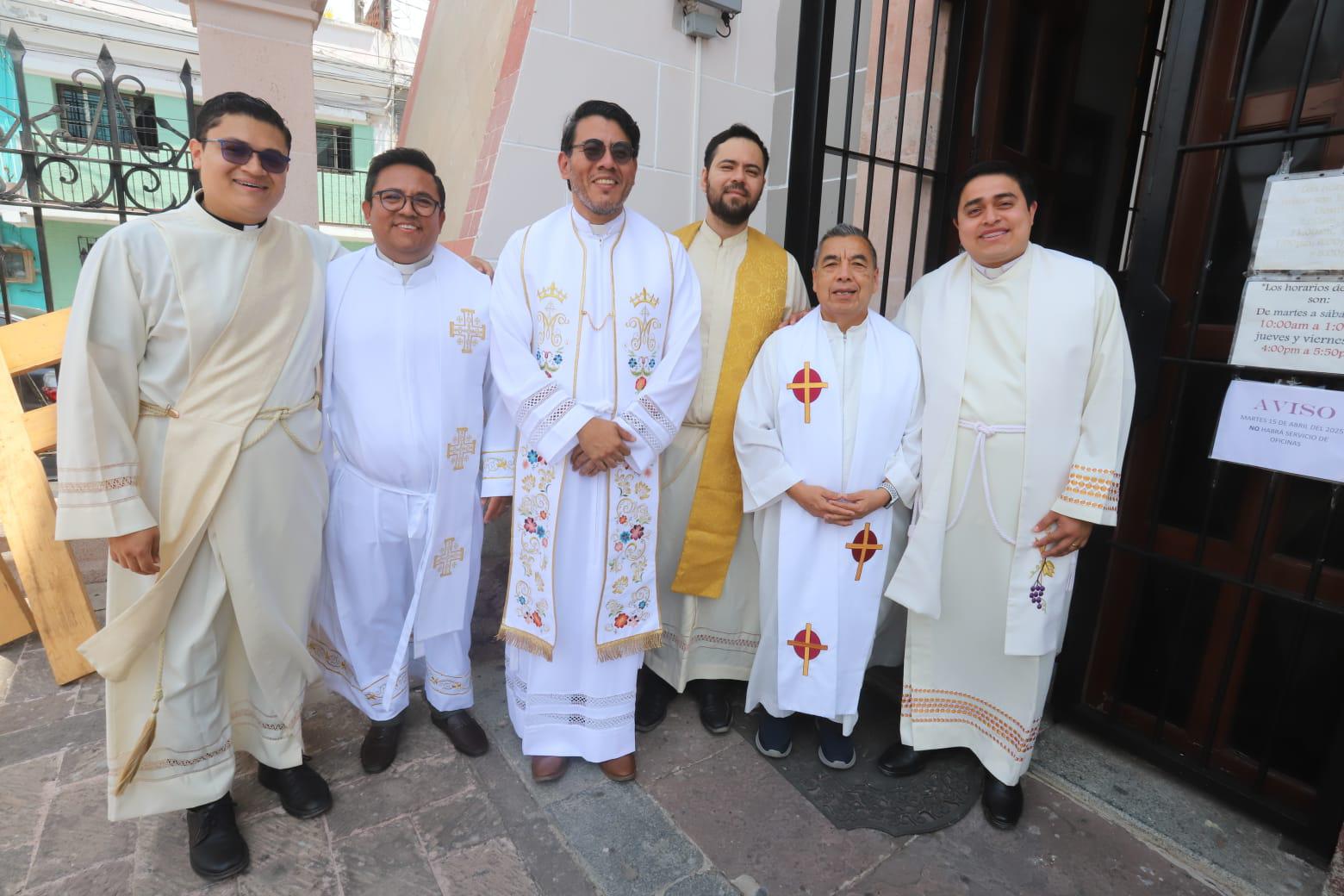 $!El diácono Ricardo Palomera junto a los sacerdotes Daniel Arellano, Julio Hernández Alcaraz, Jesús Mena, Carlos Ramírez Correa y Juan Pablo Santos.