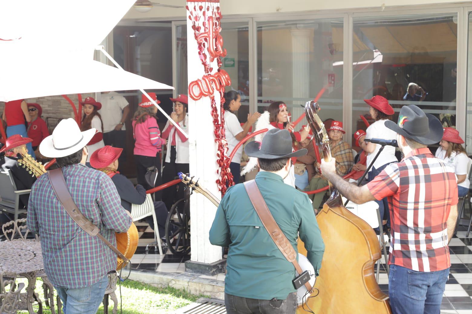 $!Celebran músicos de Mazatlán el Día del Amor y la Amistad con adultos mayores de Plenitud con Calidad