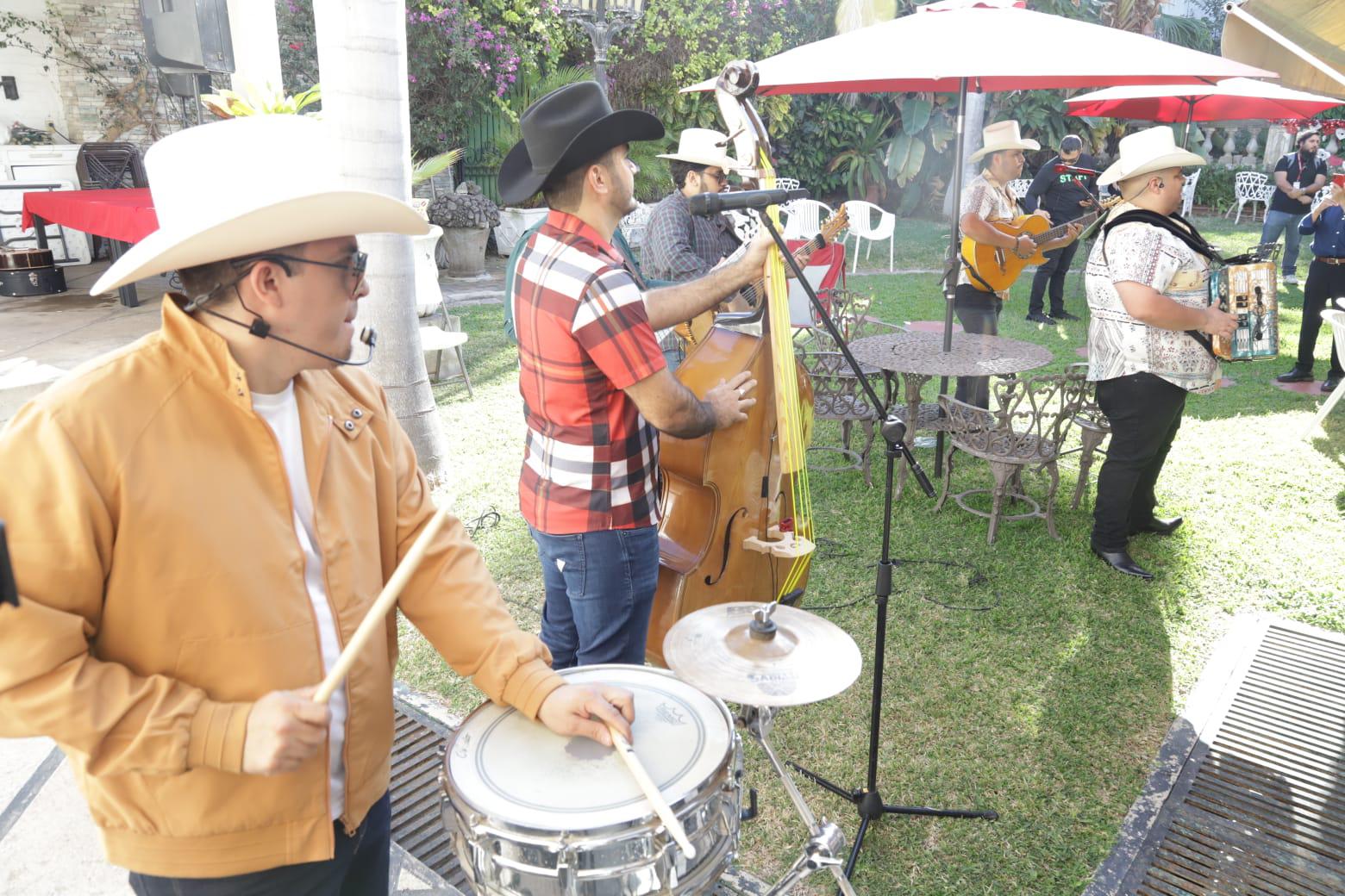 $!Celebran músicos de Mazatlán el Día del Amor y la Amistad con adultos mayores de Plenitud con Calidad
