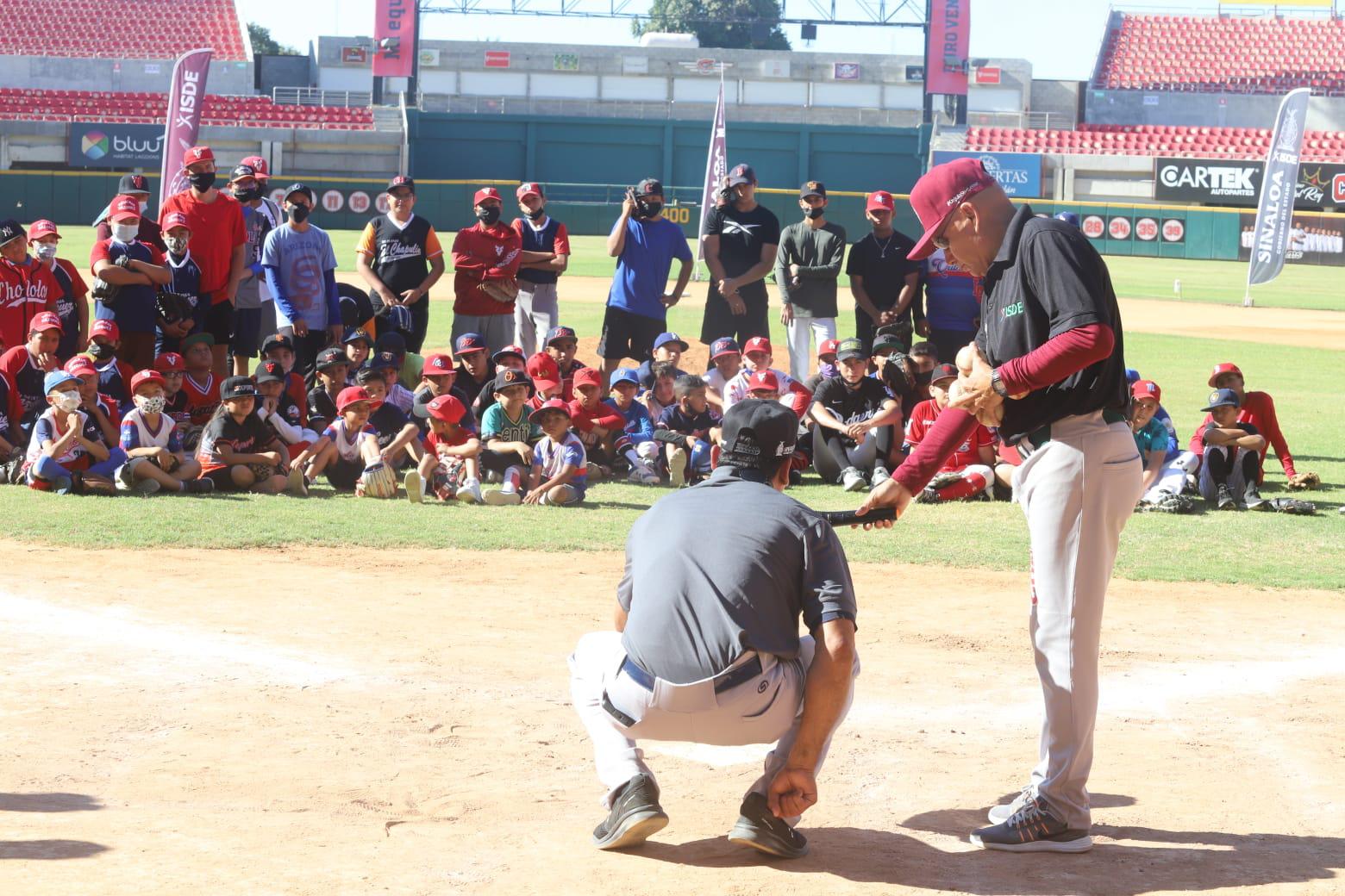 $!Juan José Pacho y ex peloteros profesionales imparten clínica de beisbol en el Teodoro Mariscal