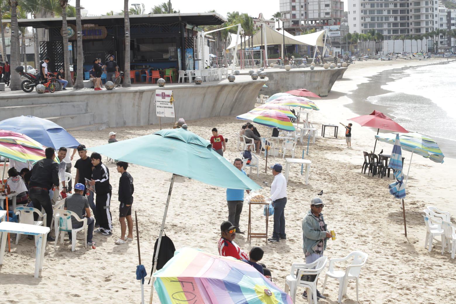 $!Pese a temperaturas, locales y visitantes aprovechan las playas de Mazatlán