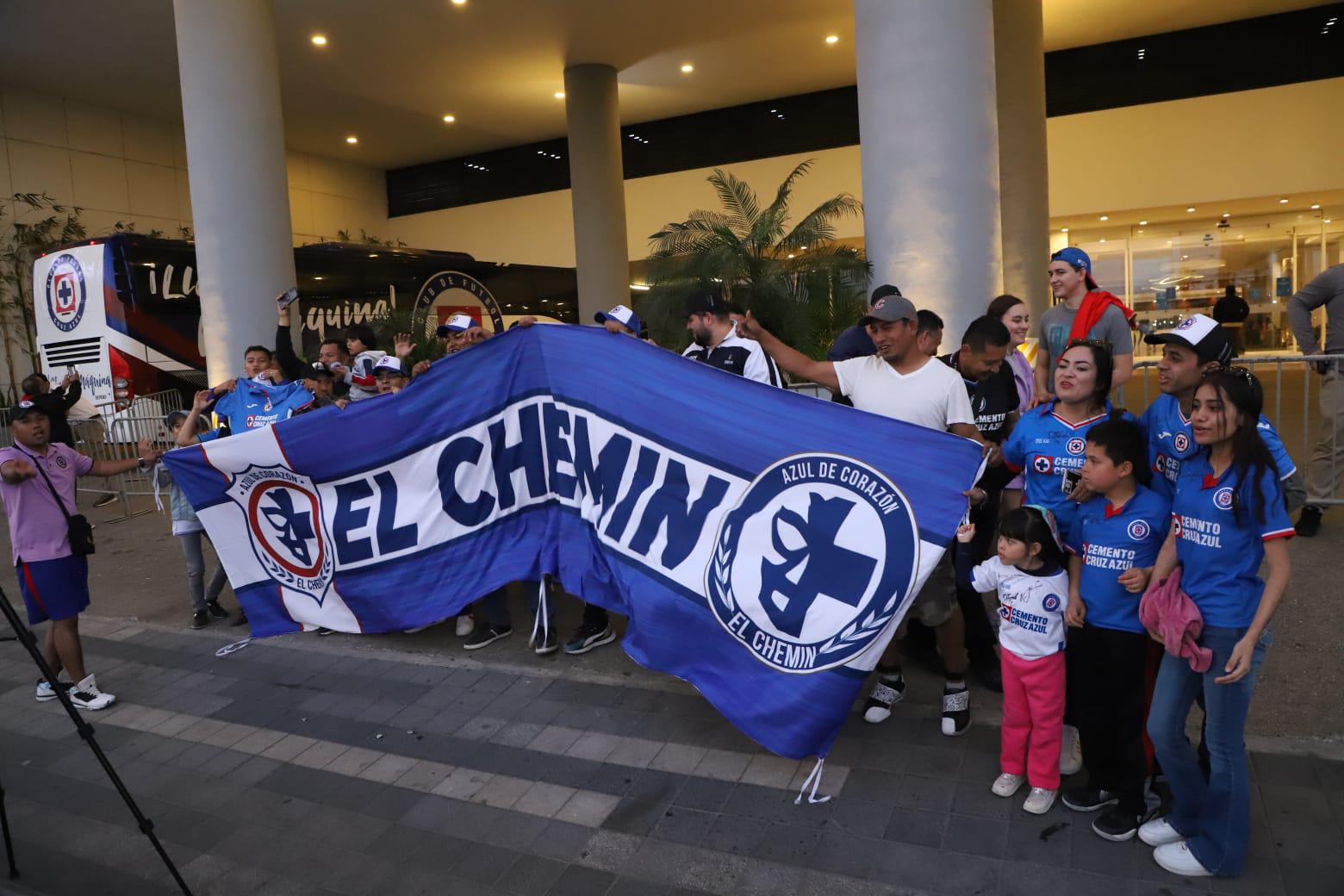 $!Cruz Azul recibe el cariño de sus aficionados mazatlecos, previo al encuentro de la Jornada 10