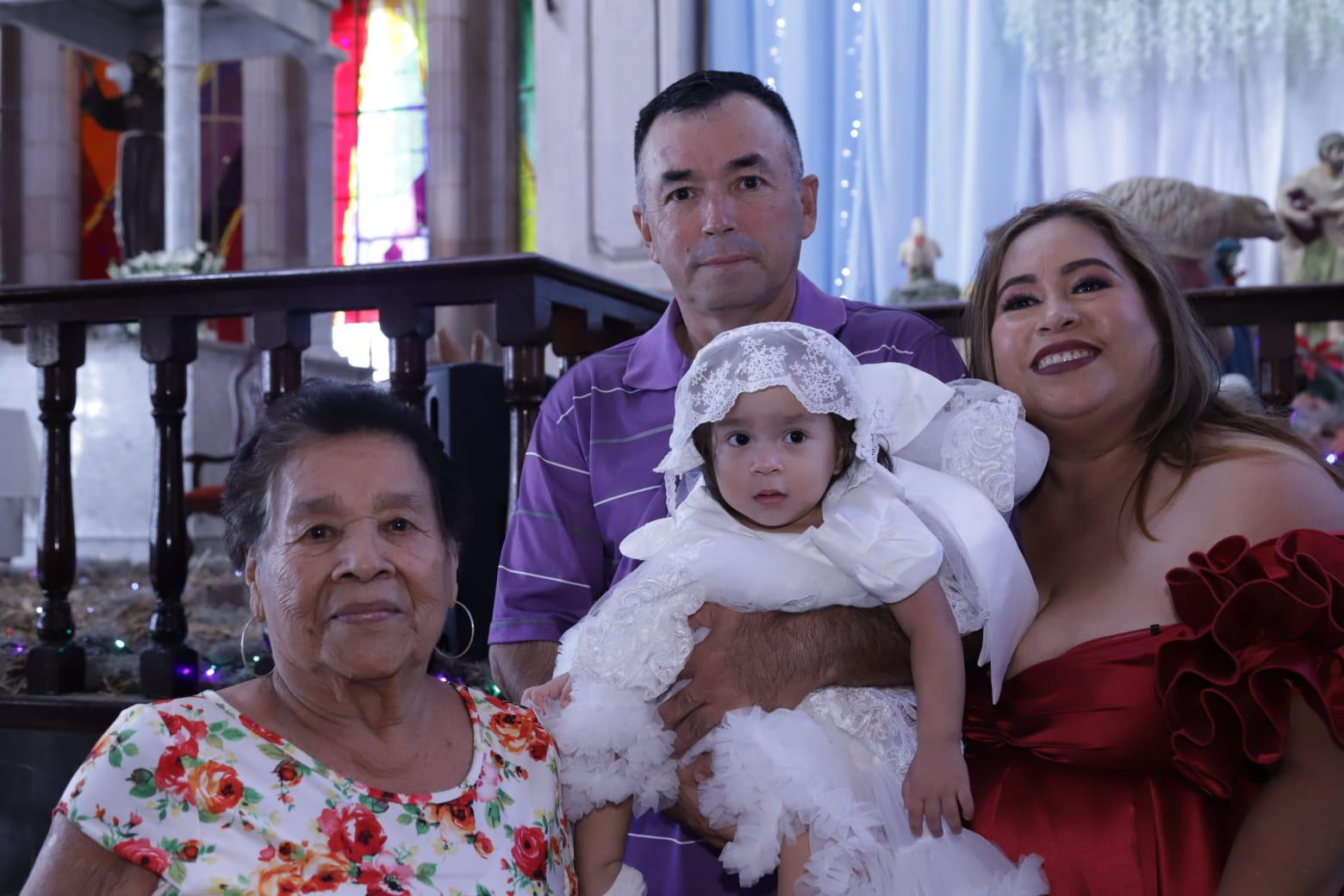 $!Francisca Palomares, abuelita de la bautizada, junto a Alberto, Beda Carolina y Zoé.