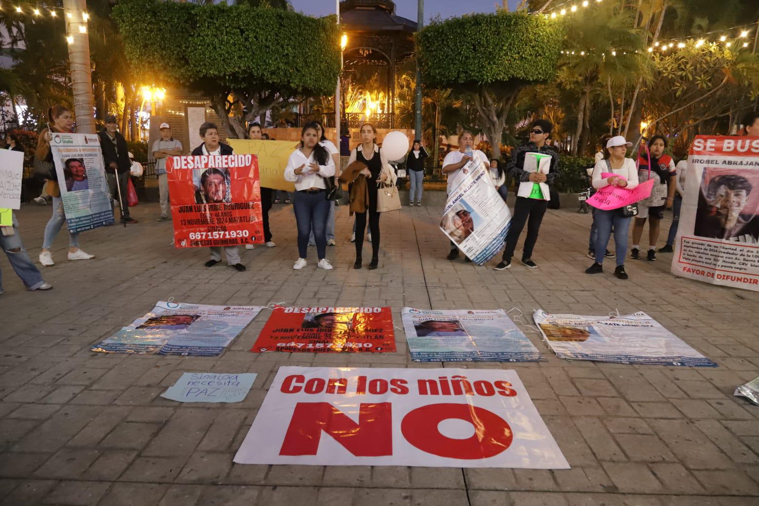 $!‘Queremos paz en Sinaloa’, exigen manifestantes frente al Palacio Municipal de Mazatlán