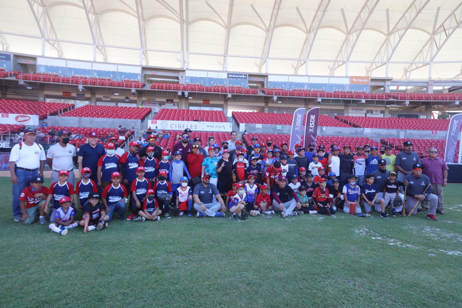 $!Juan José Pacho y ex peloteros profesionales imparten clínica de beisbol en el Teodoro Mariscal