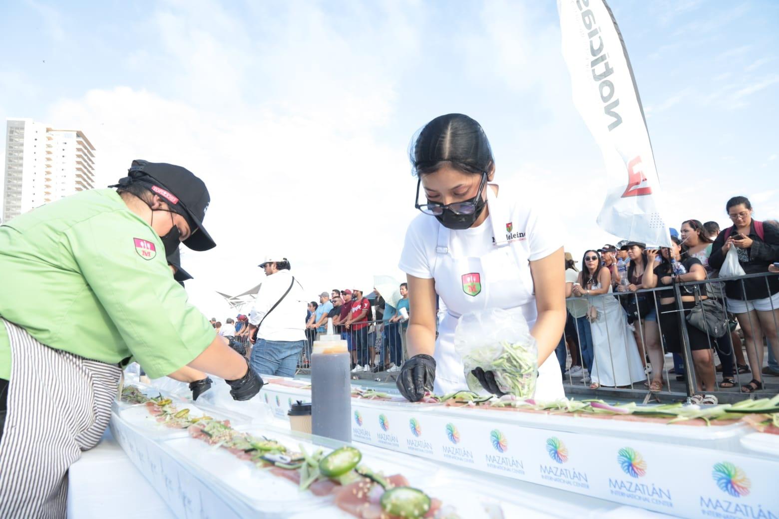 $!Mazatlán logra un nuevo Récord Guinness gastronómico con el sashimi más largo del mundo
