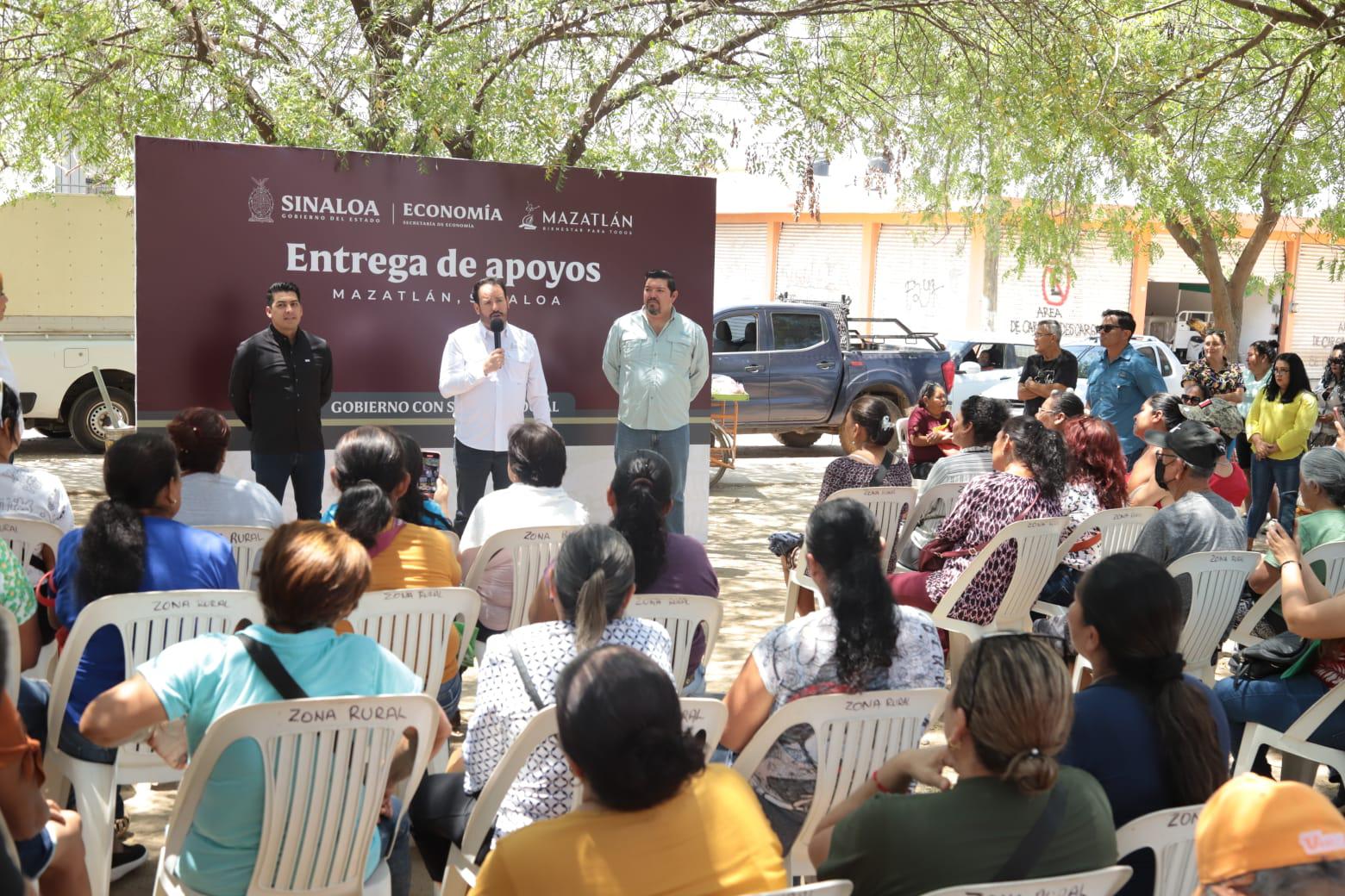 $!Entregan apoyos económicos a 200 comerciantes del tianguis de la Flores Magón, en Mazatlán