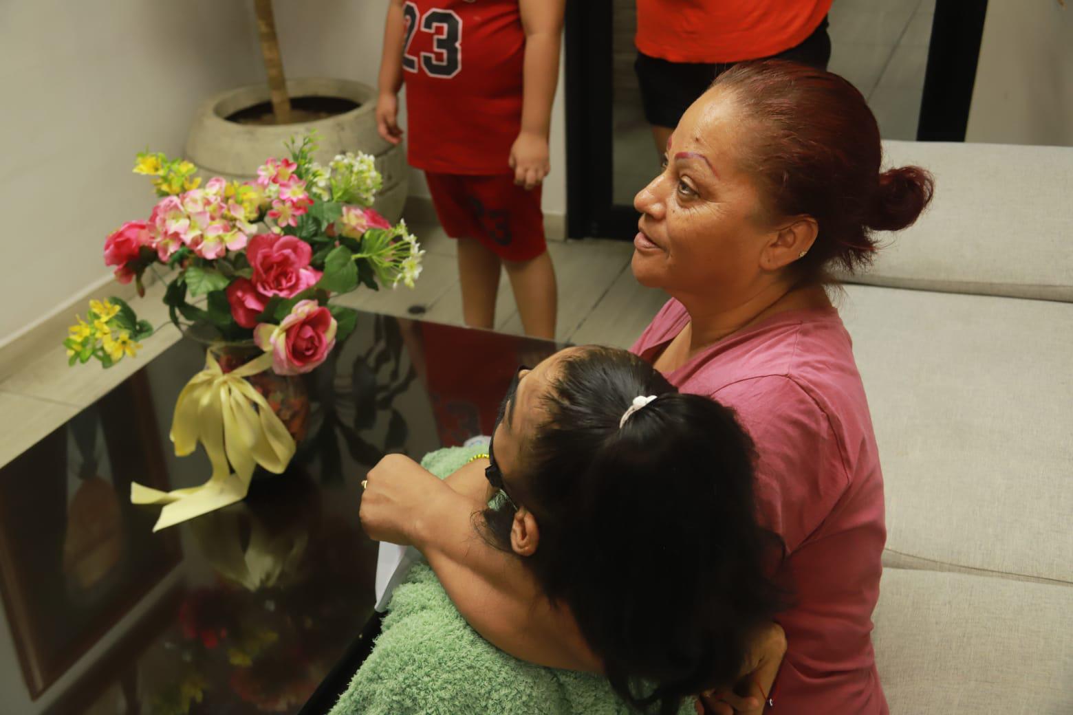 $!Recibe Sanjuanita apoyo por parte del escritor Arturo Santamaría Gómez y su familia
