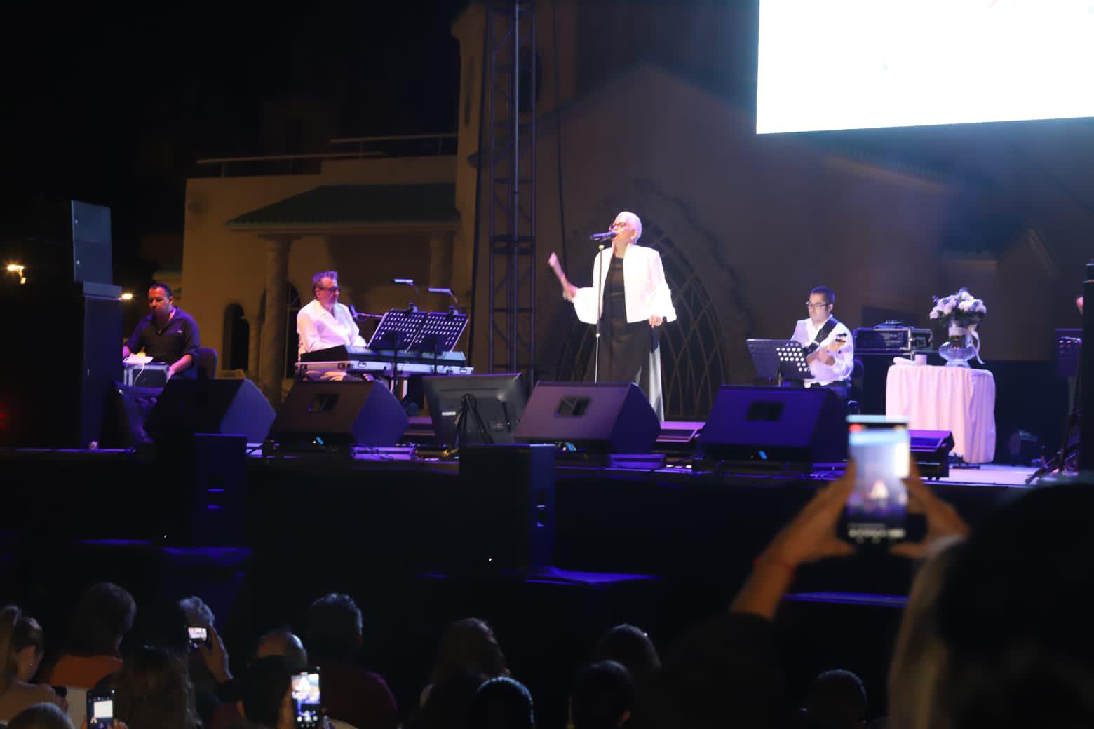 $!Eugenia León da voz a grandes éxitos para complacer a los mazatlecos
