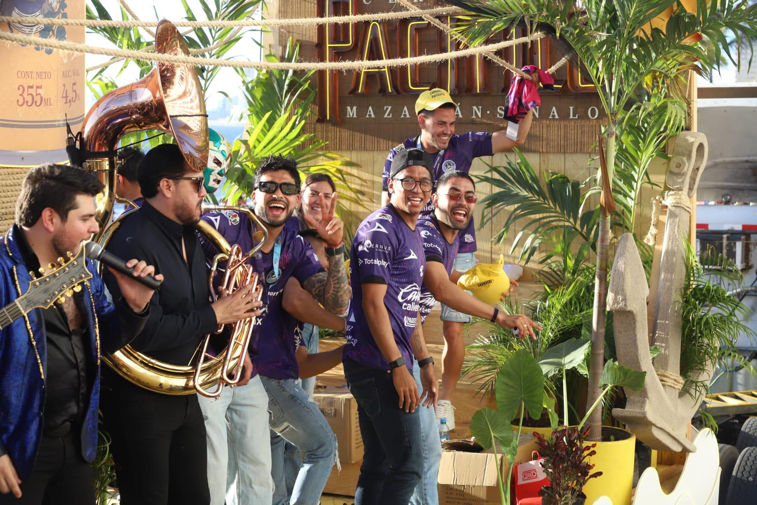 $!Equipos profesionales del puerto son parte del desfile del Carnaval de Mazatlán 2025