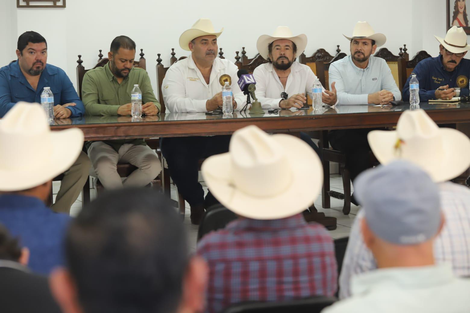 $!Ganaderos de Mazatlán pedirán a pasteurizadoras aumentar un peso al litro de leche