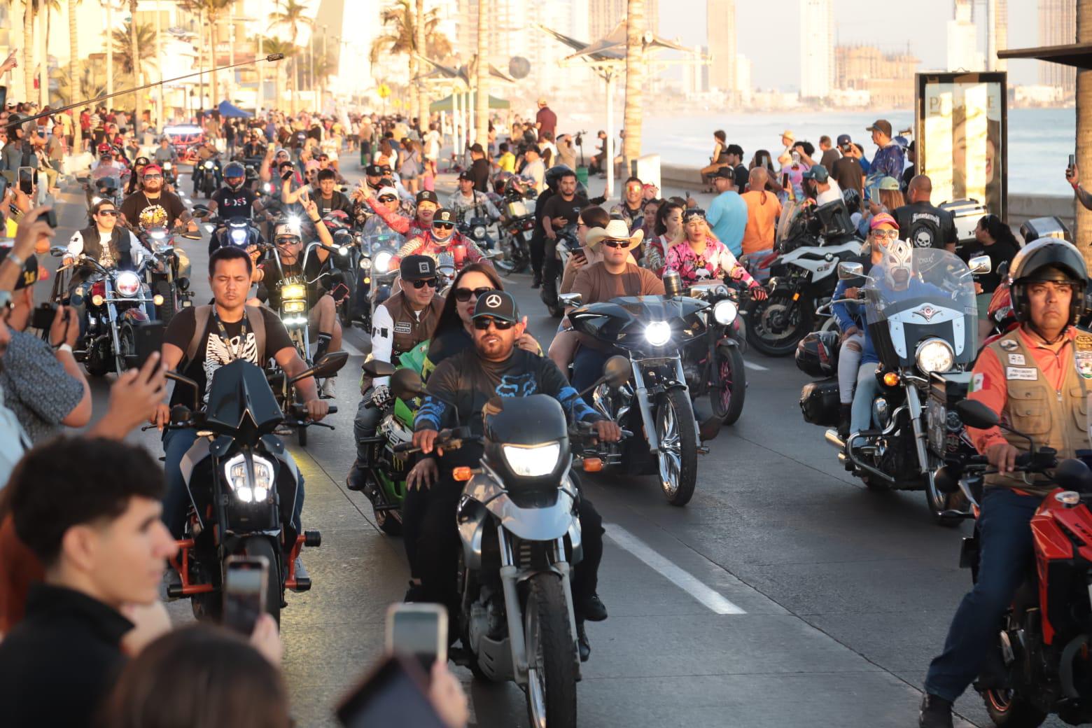 $!Recorren ‘caballos motorizados’ el malecón en el tradicional desfile de la Semana de la Moto