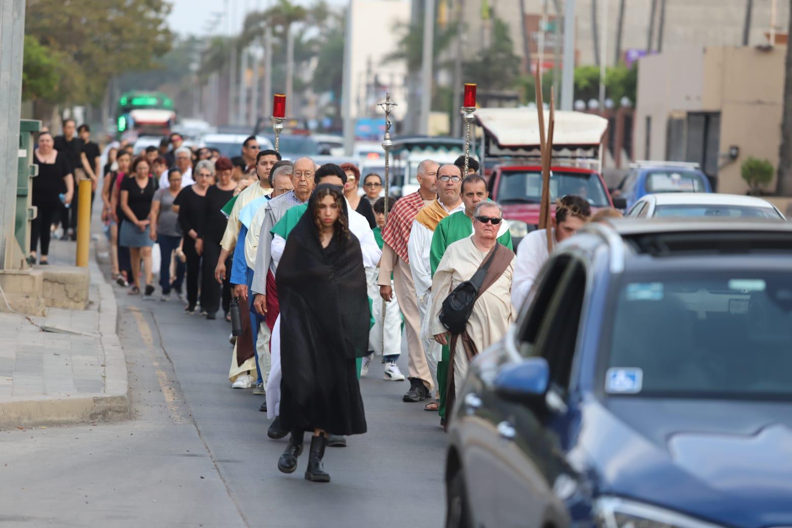 $!Feligreses viven con devoción la Procesión del Silencio en Mazatlán