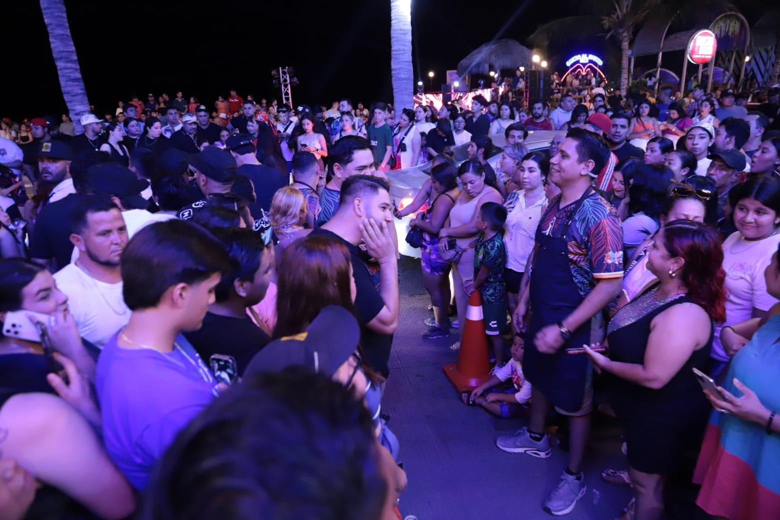 $!Esperan mazatlecos a Eduin Caz; pasea en un yate antes de inaugurar bar