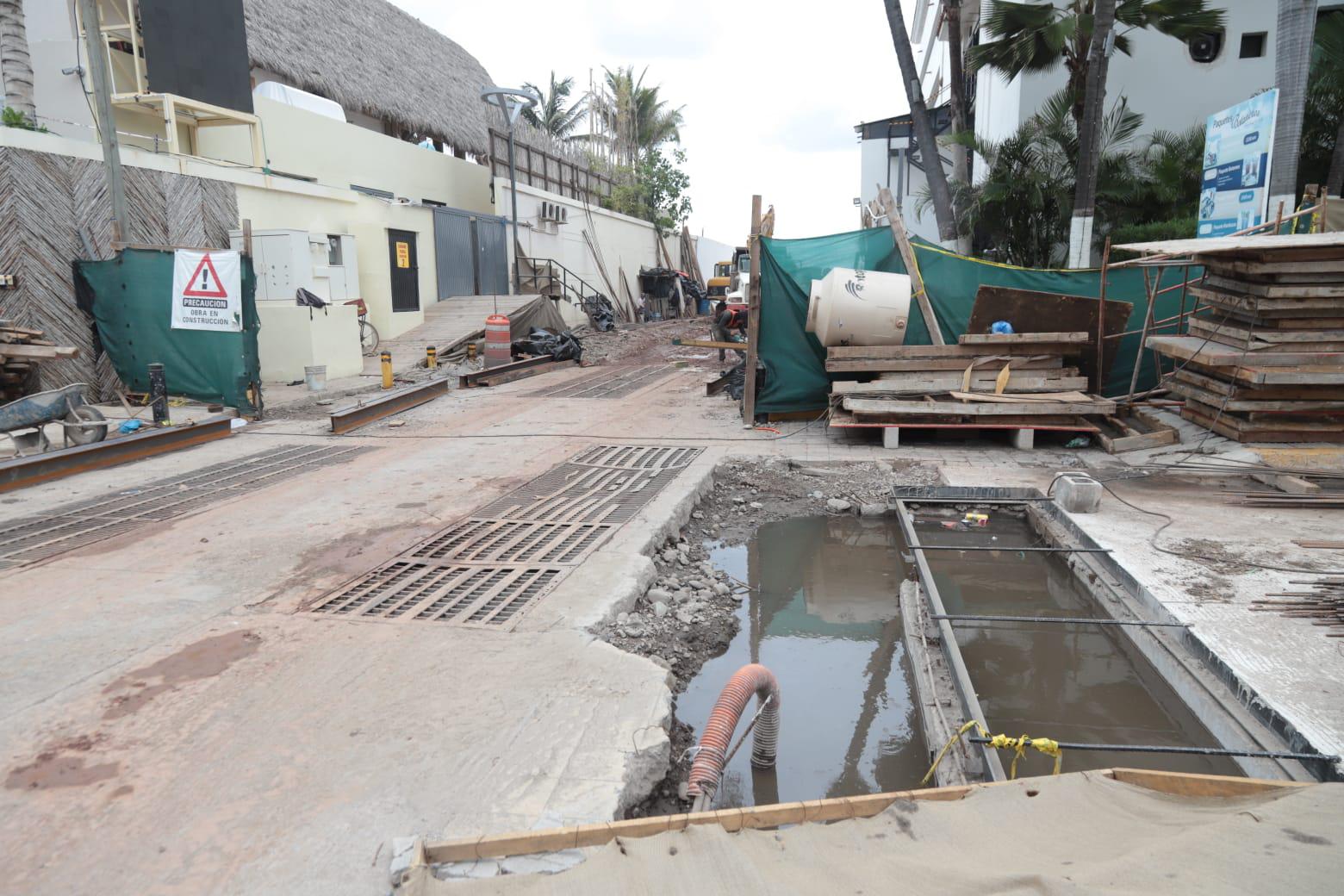 $!Colocan primera bomba de cárcamo pluvial frente a la Conapesca: Alcaldesa de Mazatlán
