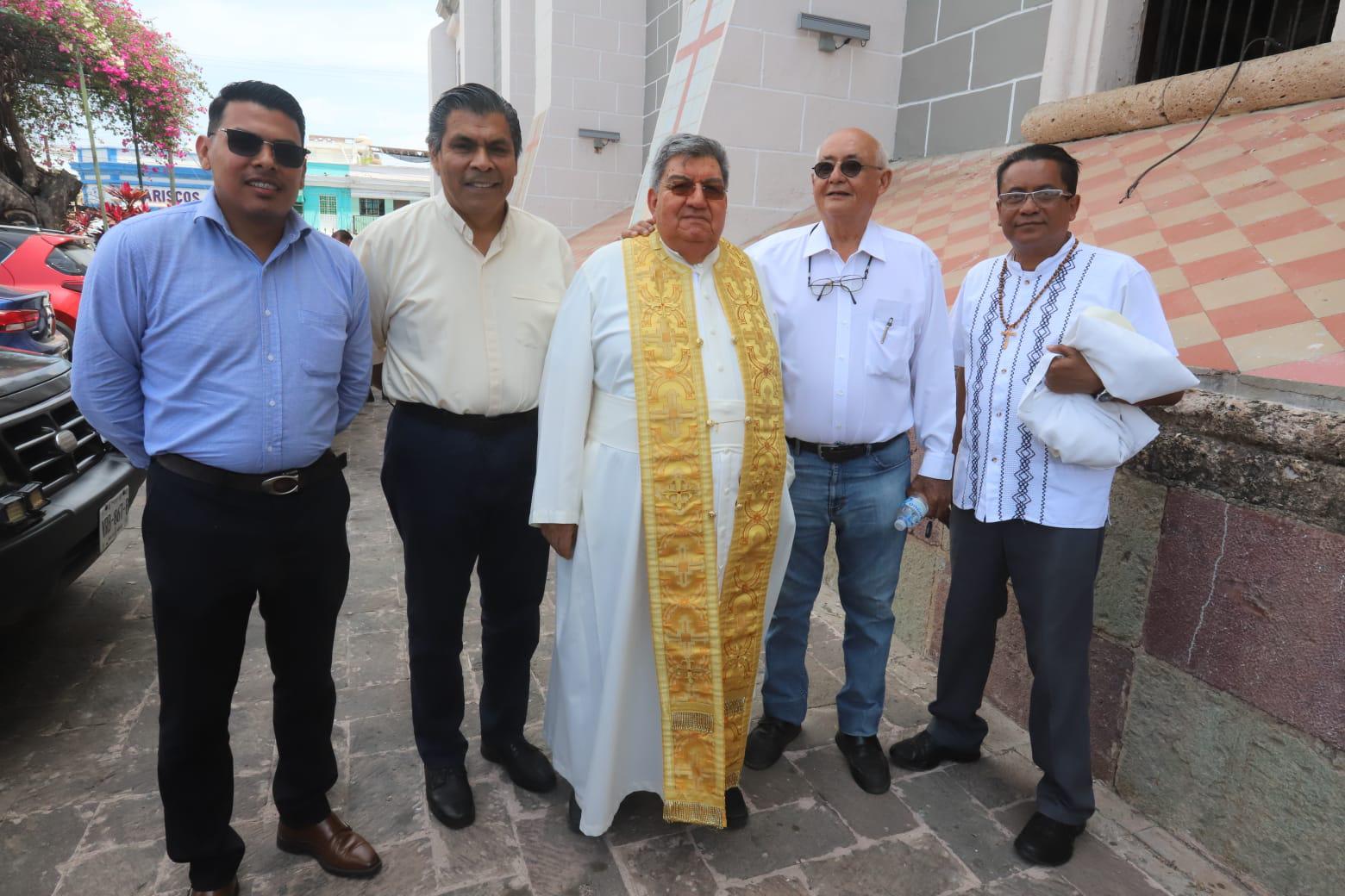 $!David Valdez junto a los sacerdotes Martín Lovatos, Manuel Carrasco, Amador Campos y Luis Alberto Vázquez.
