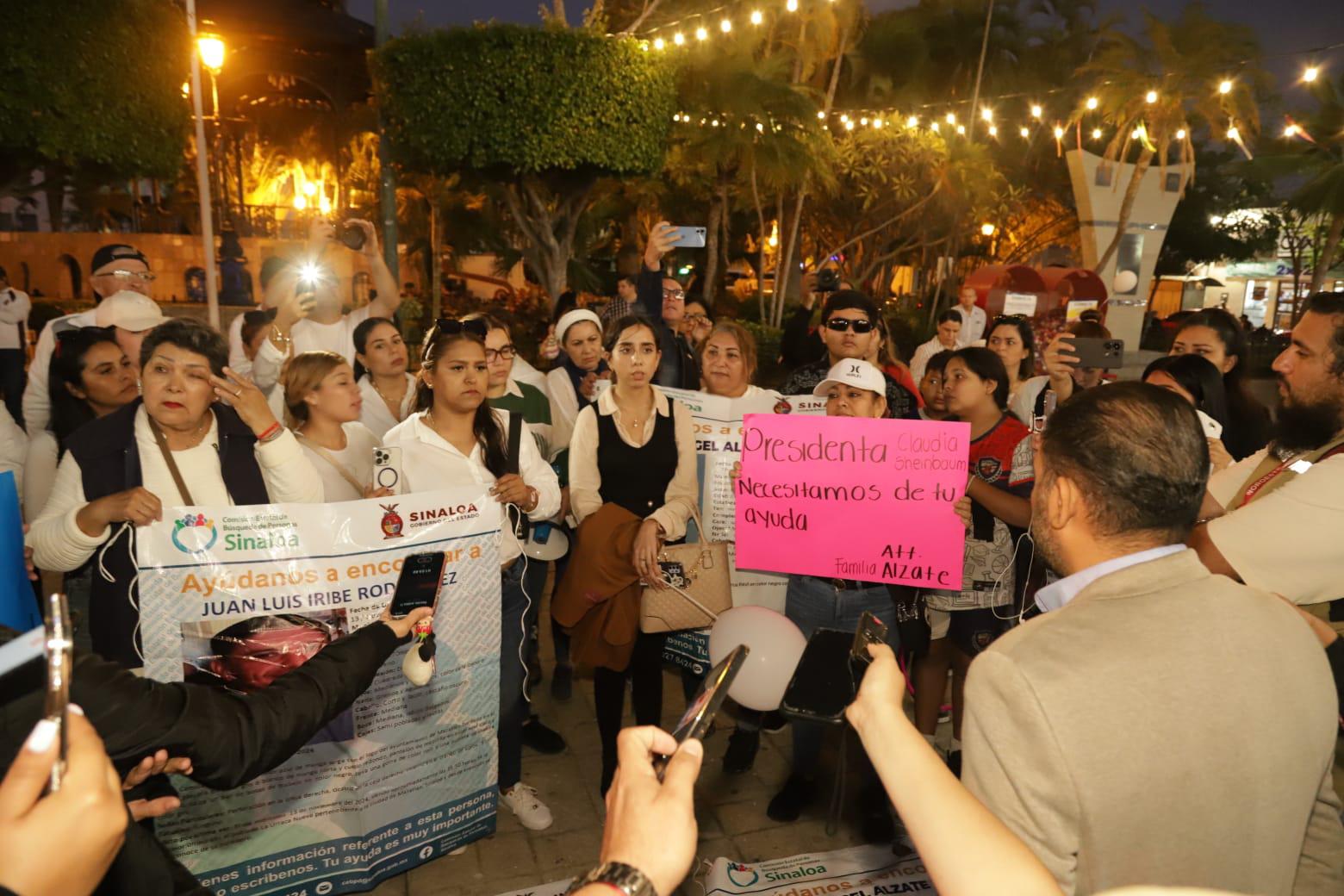 $!‘Queremos paz en Sinaloa’, exigen manifestantes frente al Palacio Municipal de Mazatlán