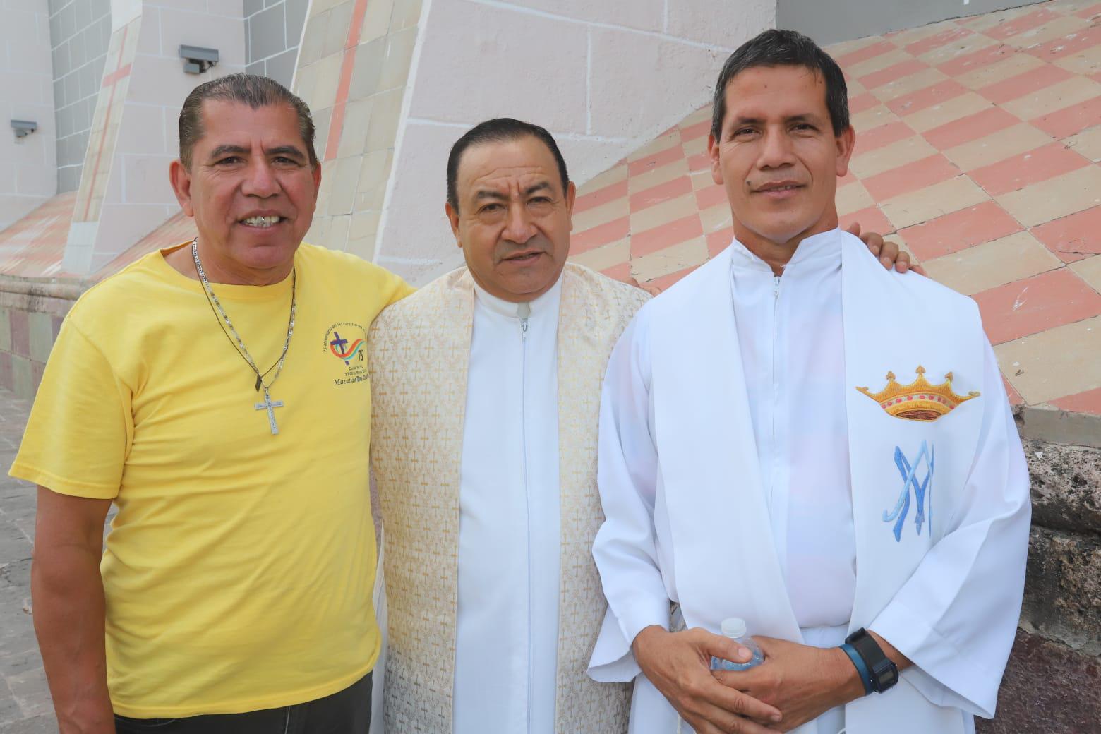 $!Rubén Campos junto a los presbíteros Alfredo Toledano y Juan Andrés Cortez.