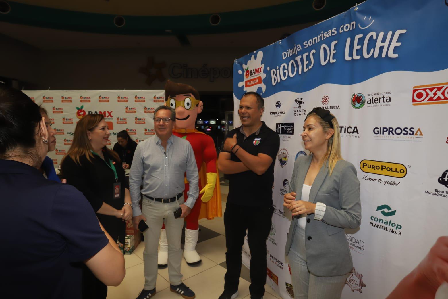 $!Llaman a dibujar ‘bigotes de leche’ para más de 10 mil niños y adultos mayores de Mazatlán