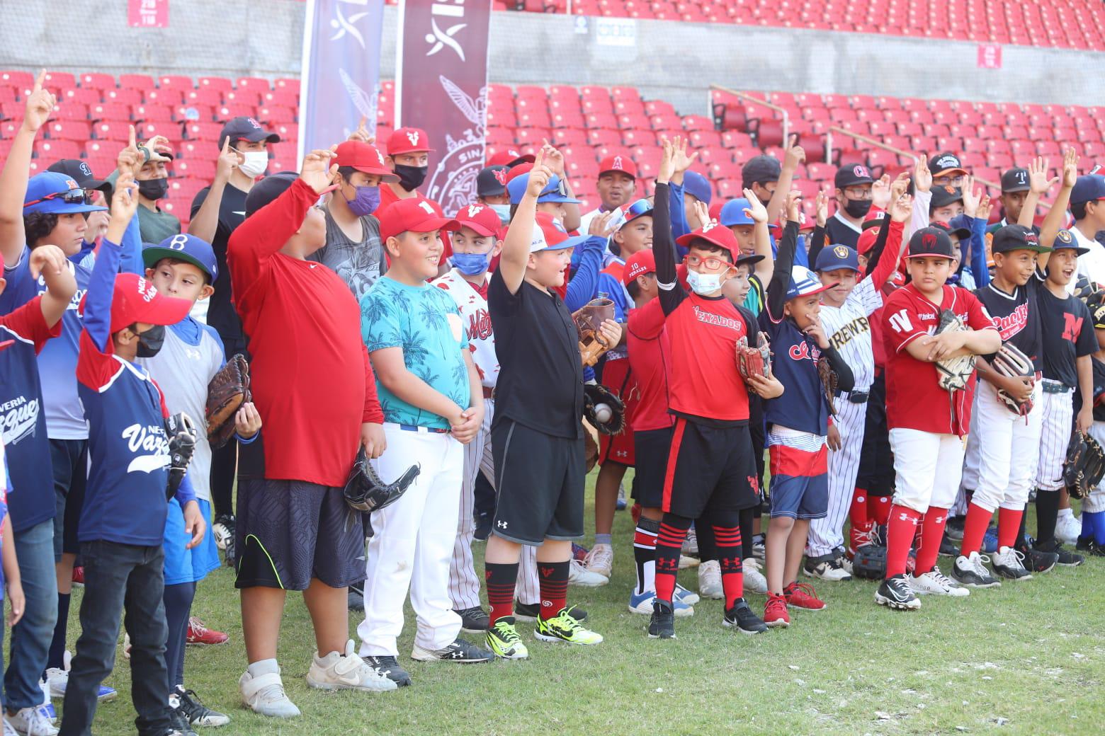 $!Juan José Pacho y ex peloteros profesionales imparten clínica de beisbol en el Teodoro Mariscal