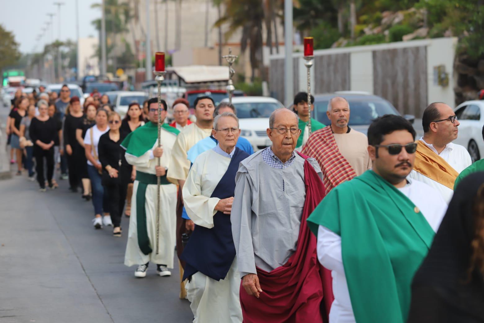 $!Feligreses viven con devoción la Procesión del Silencio en Mazatlán