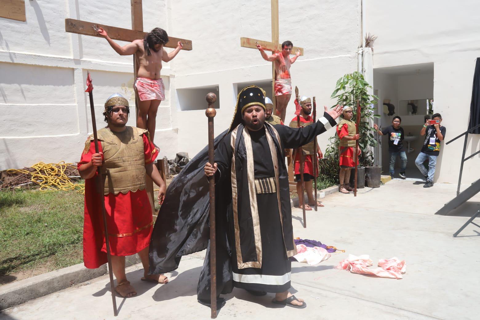 $!Representan el último camino de Jesús hasta la cruz, en Mazatlán