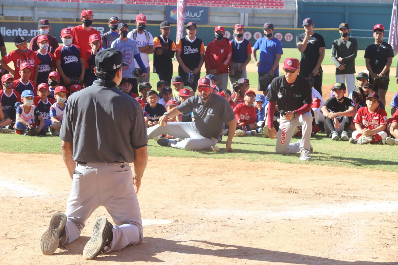 $!Juan José Pacho y ex peloteros profesionales imparten clínica de beisbol en el Teodoro Mariscal
