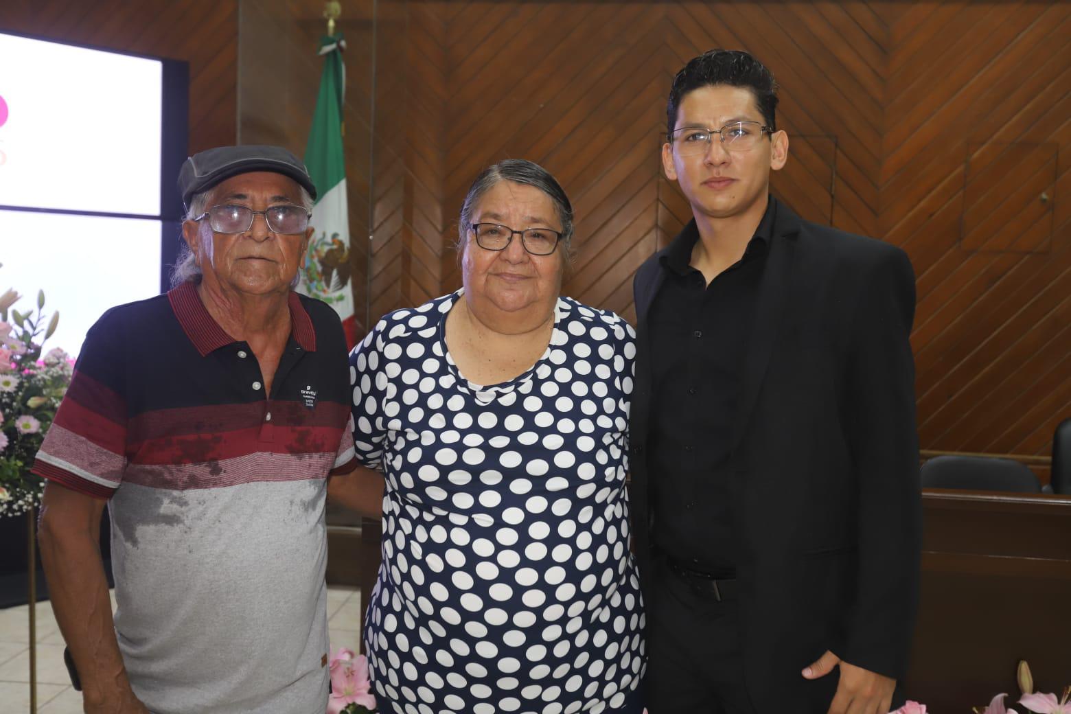 $!Iván Crespo Lizárraga, Francisca Ibarra e Iván Enrique Crespo.