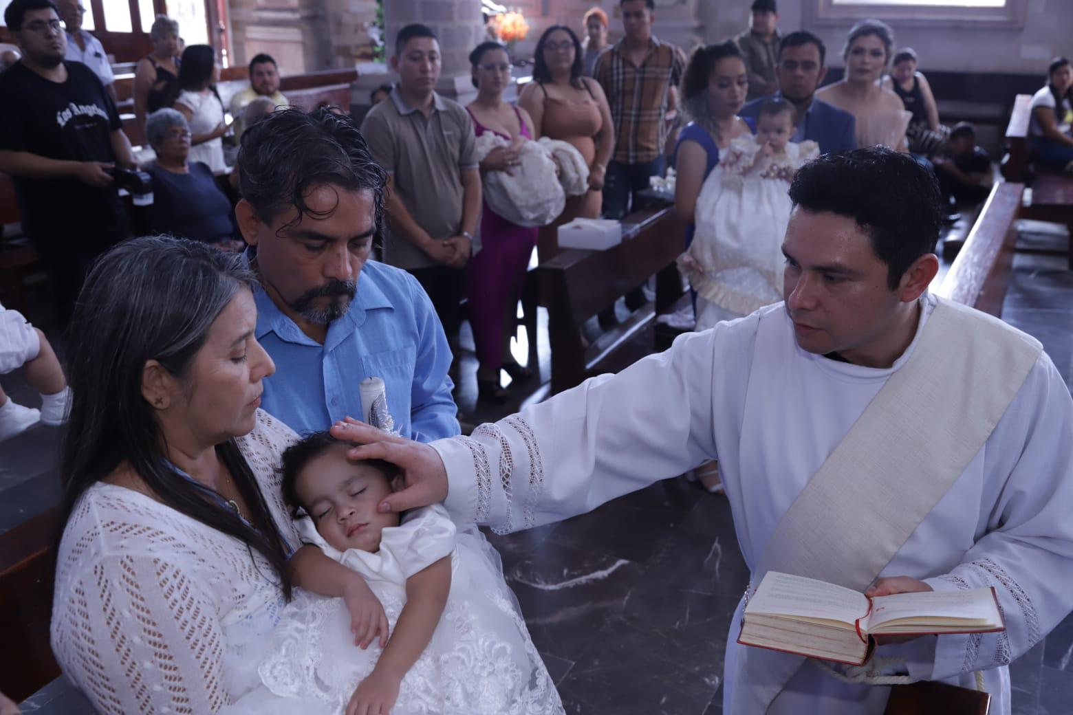 $!Lemmys Tiznado y Rafael Mendez junto al sacerdote Gabriel Tirado.