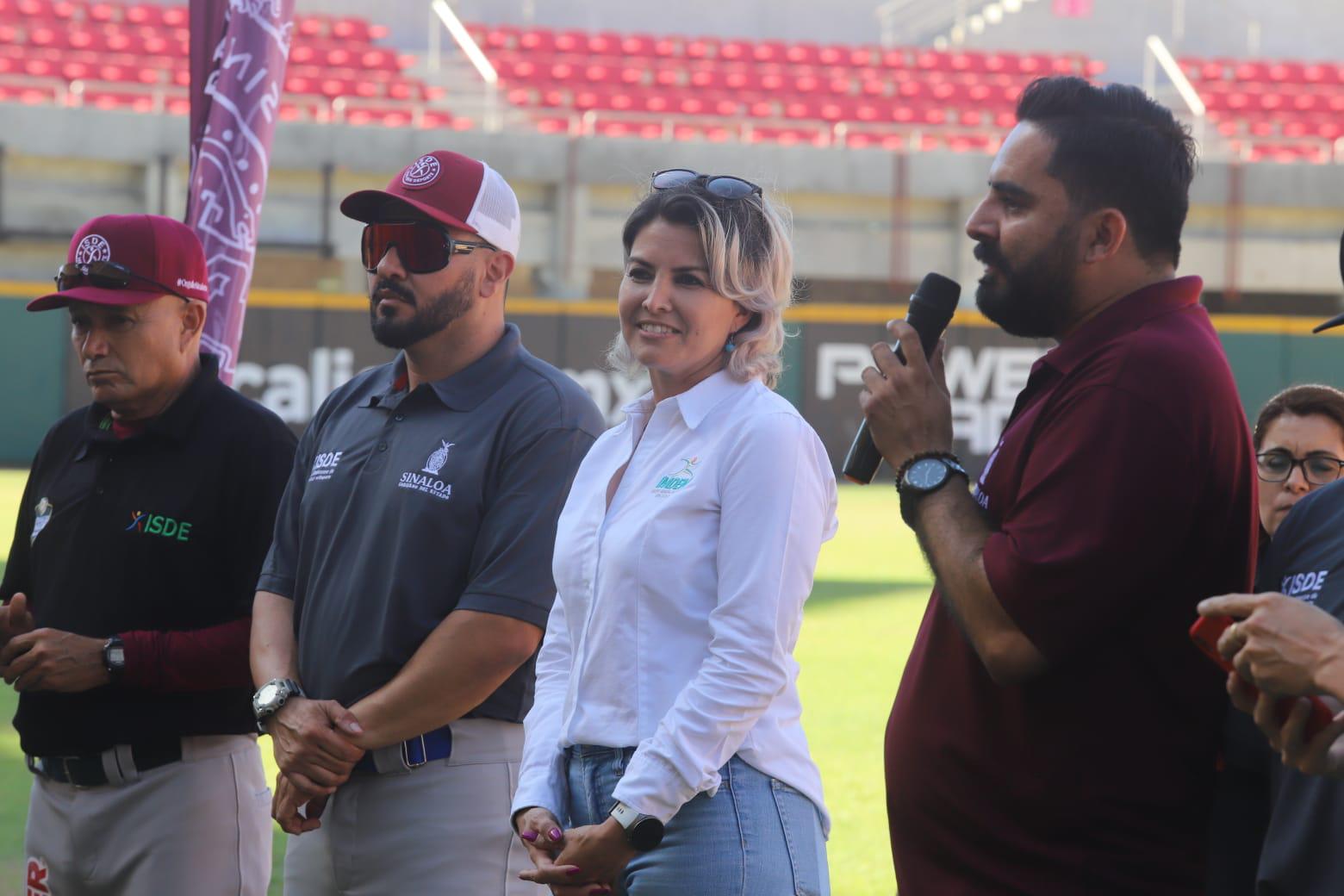 $!Juan José Pacho y ex peloteros profesionales imparten clínica de beisbol en el Teodoro Mariscal