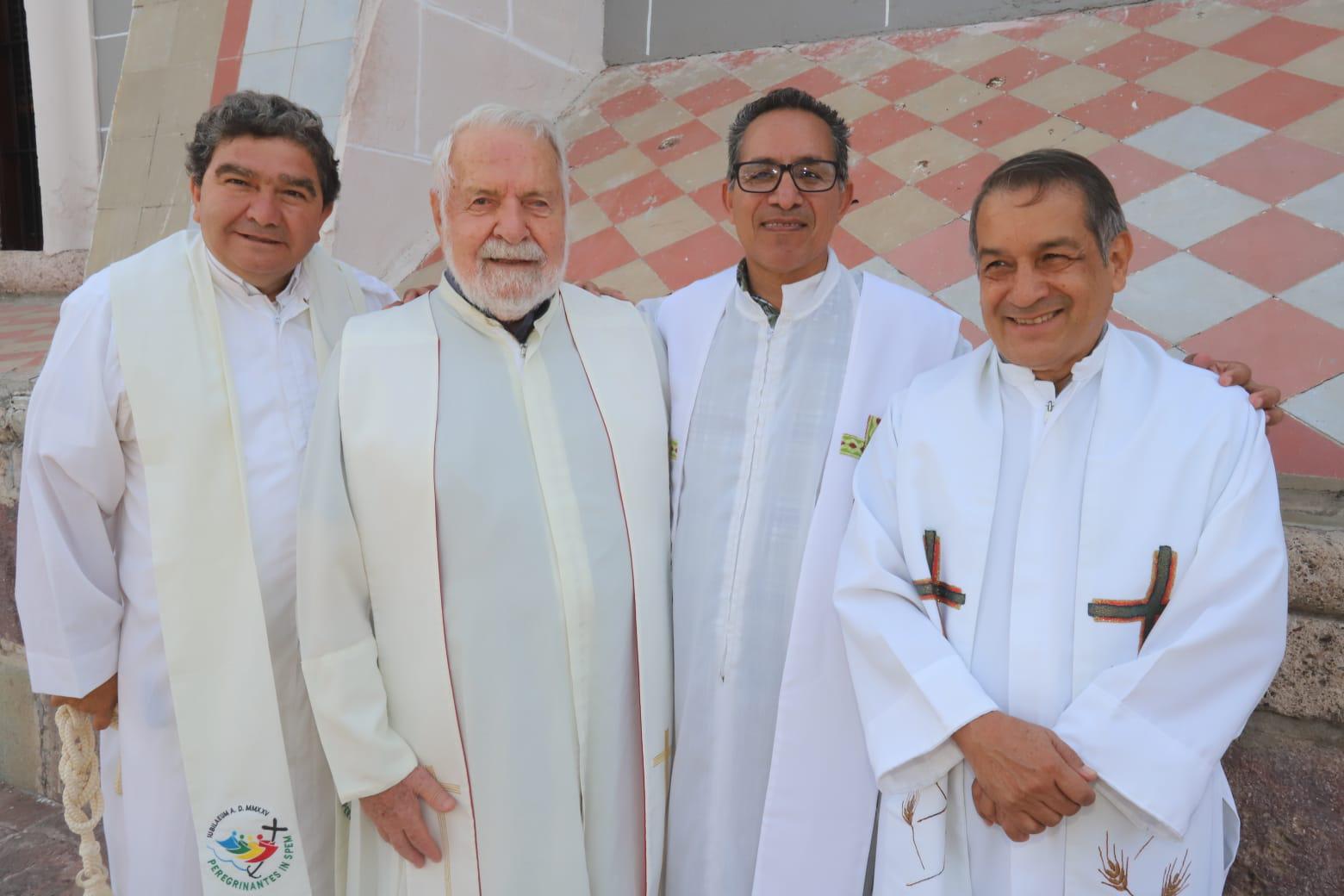 $!Los sacerdotes Carlos Zamora, Alfredo Spigarolo, Ramón Cerratos y Gerardo Custodio.