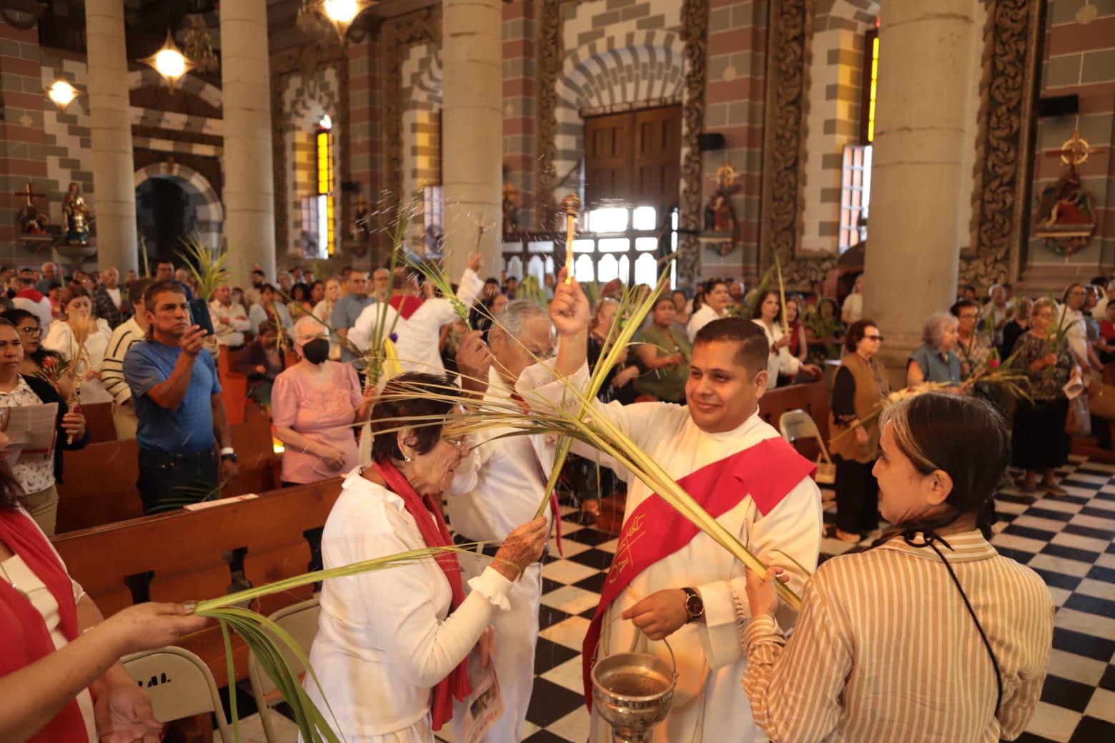$!Encabeza Obispo de Mazatlán bendición de palmas en Catedral este Domingo de Ramos
