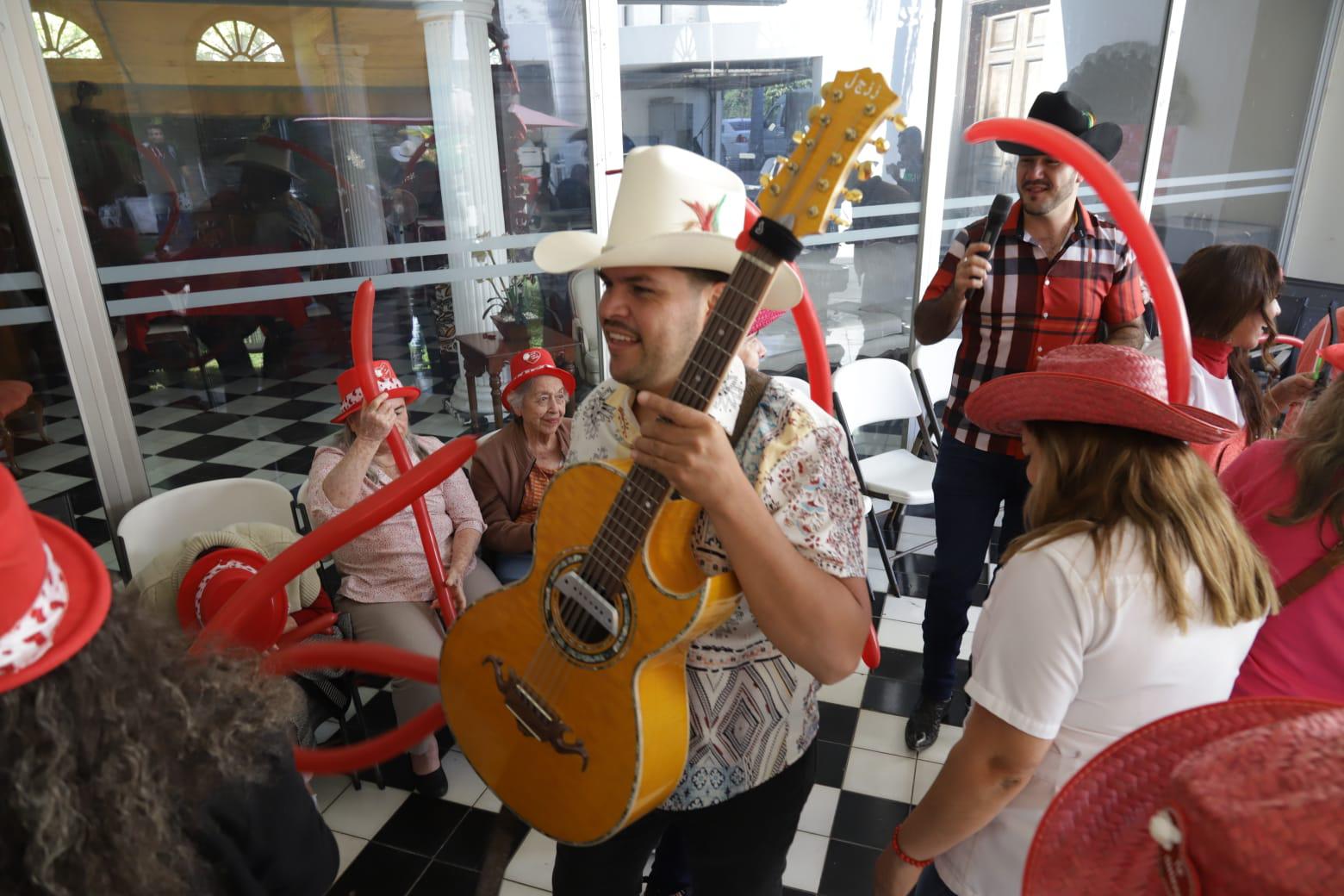$!Celebran músicos de Mazatlán el Día del Amor y la Amistad con adultos mayores de Plenitud con Calidad